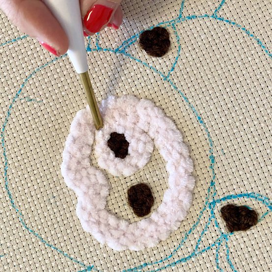 punch-needle-farm-pig-step-2.jpg?sw=554&q=85