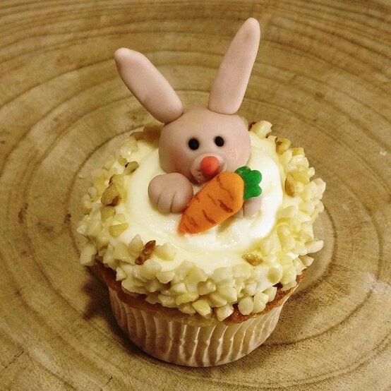 carrot-topper-cupcakes-10.jpg?sw=554&q=85