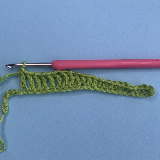 How-to-Crochet-Flowers_Tulip%20leaf%20-%20Round%201%20%284%29.JPEG?sw=554&q=85