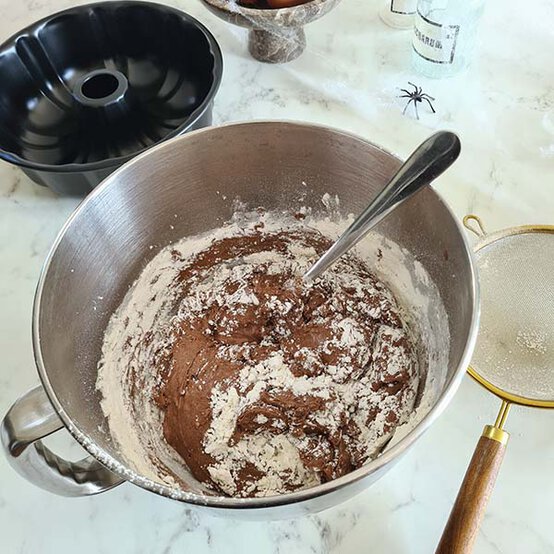 ideas%5Fhow%2Dto%2Ddecorate%2Da%2Dhalloween%2Dbundt%2Dcake%5Fstep%2D3b.jpg?sw=554&q=85