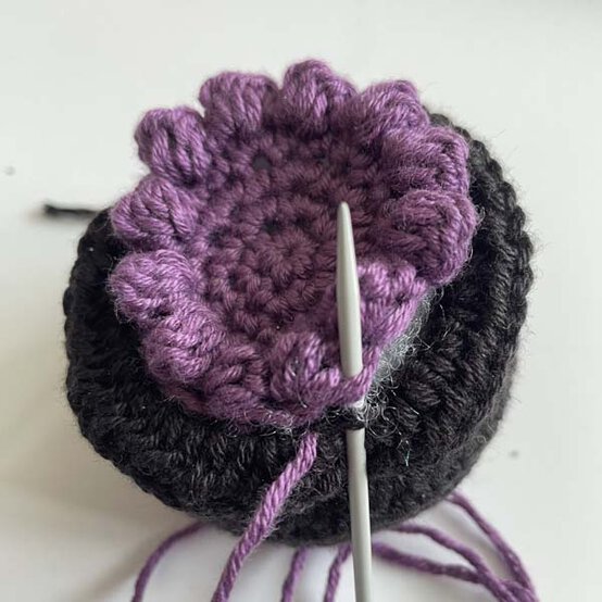 ideas%5Fhow%2Dto%2Dcrochet%2Da%2Dhalloween%2Dwreath%5Fcauldron%2Dbubbles%5F2.jpg?sw=554&q=85