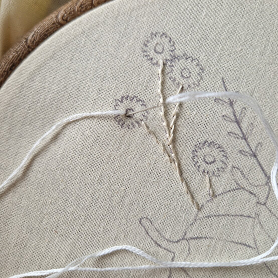 idea%5Fautumn%2Dembroidery%2Dprojects%2Dto%2Dtry%2Dhoop%5Fstep%2D43.jpg?sw=554&q=85