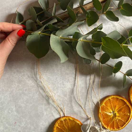 natural_wall_hanging_foliage_step_4.jpg?sw=554&q=85