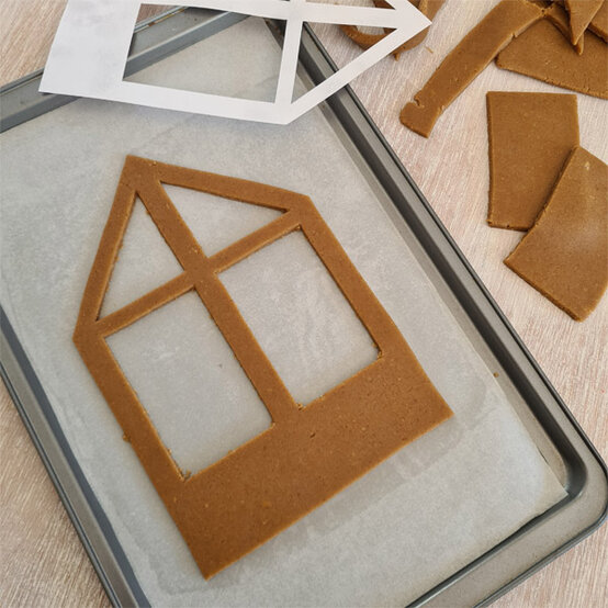 Idea_How-to-make-a-Gingerbread-Greenhouse_Step3.jpg?sw=554&q=85