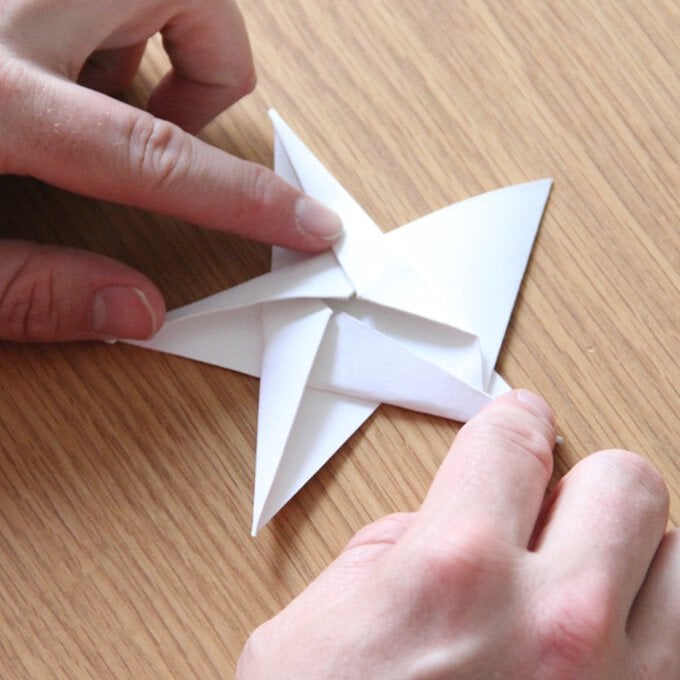 Origami-Star-Garland_Step11.jpg?sw=680&q=85
