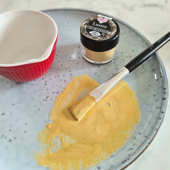 idea_how-to-make-a-coronation-cake_step17a.jpg?sw=554&q=85