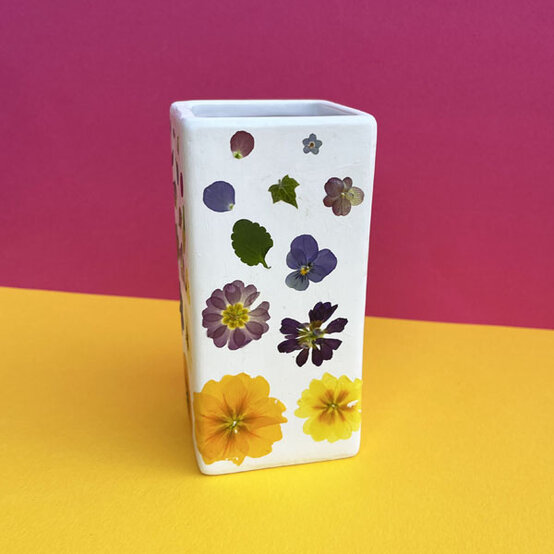 ideas_pressed-flower-gift-ideas-for-mothers-day_vase-3.jpg?sw=554&q=85