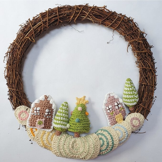 Idea_how-to-make-a-crochet-gingerbread-village-wreath_step12c.jpg?sw=680&q=85