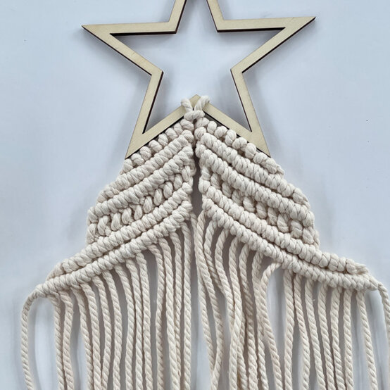 idea%5Fmacrame%2Dchristmas%2Dtrees%5Fstep9.jpg?sw=554&q=85