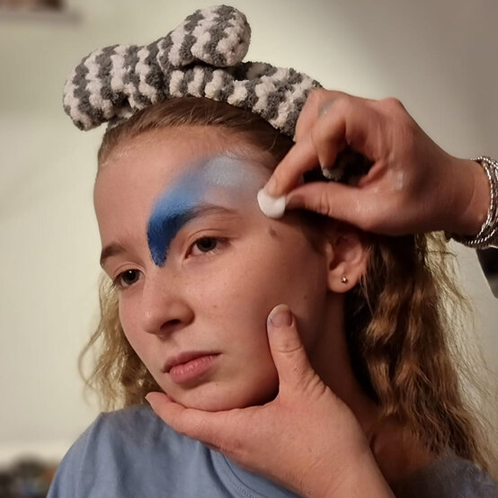 how-to-create-a-new-years-eve-face-paint-design_step1.jpg?sw=554&q=85