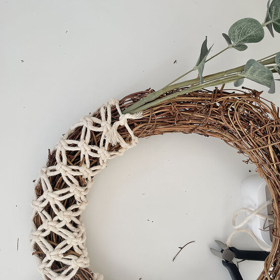 How-to-Make-a-Macrame-Wreath_Step%207.JPG?sw=554&q=85