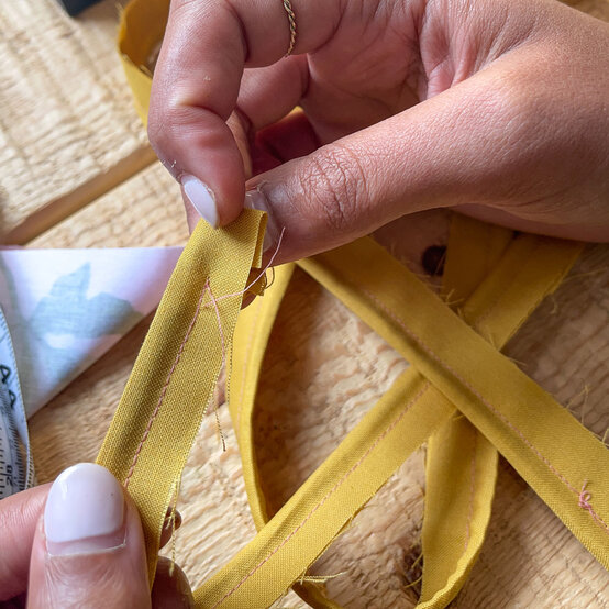 joules-piped-cushion---step-8b.jpg?sw=554&q=85