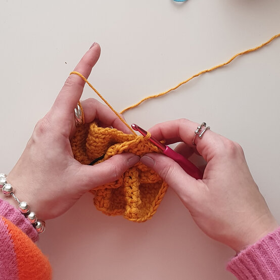 Idea_How-to-crochet-a-scrunchie_Step7.jpg?sw=554&q=85