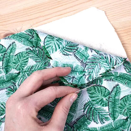 makeup-brushroll-step8.jpg?sw=554&q=85