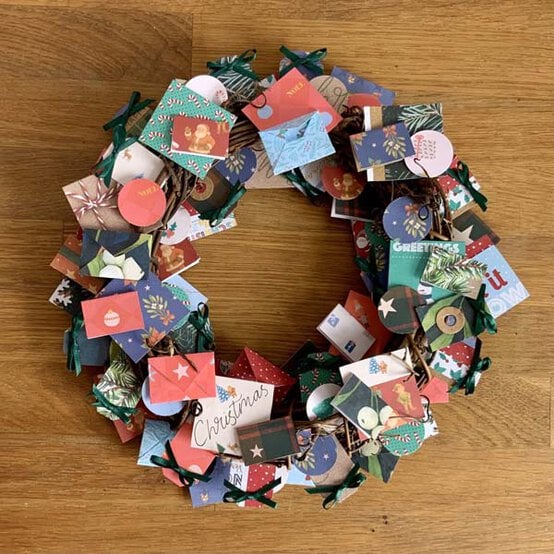 ideas%5Fhow%2Dto%2Dmake%2Da%2Dpapercraft%2Dchristmas%2Dwreath%5Fstep%2D12.jpg?sw=554&q=85
