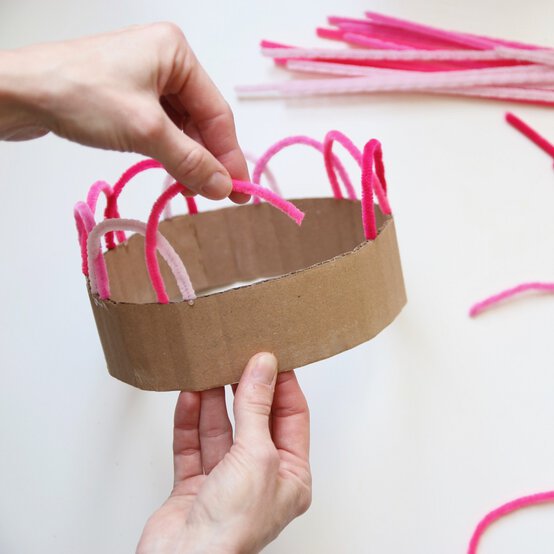 no1_mum_crown_pipe_cleaners_step_2.jpg?sw=554&q=85