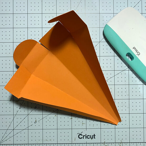 cricut_carrot-treat-box_step6.jpg?sw=554&q=85