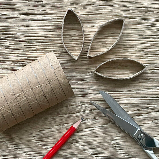 idea_spring-craft-roll-flowers_step1.jpg?sw=554&q=85