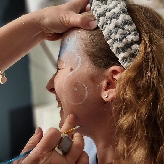 how-to-create-a-new-years-eve-face-paint-design_step3_2.jpg?sw=554&q=85