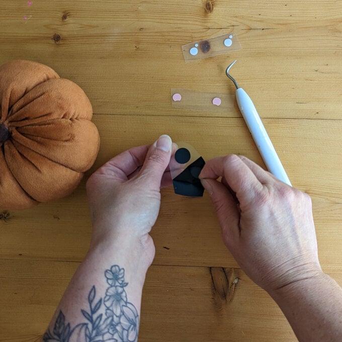 idea_how-to-personalise-your-plush-pumpkin_step3.jpg?sw=680&q=85