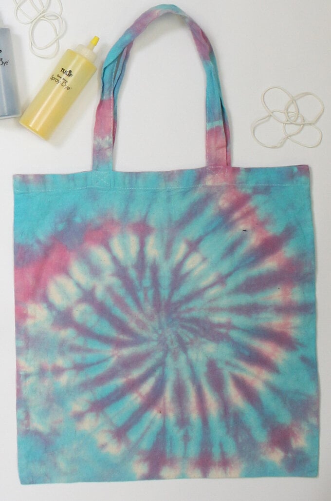 How to Tie Dye a Tote Bag | Hobbycraft