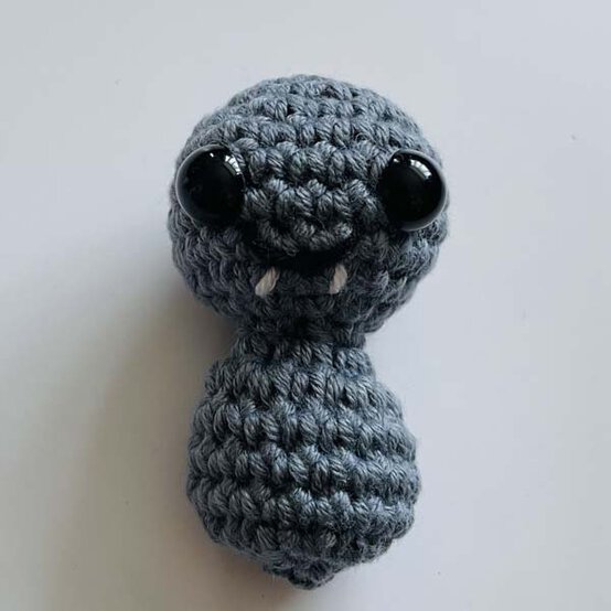 ideas%5Fhow%2Dto%2Dcrochet%2Da%2Dhalloween%2Dwreath%5Fbat%5Fstep%2D1c.jpg?sw=554&q=85