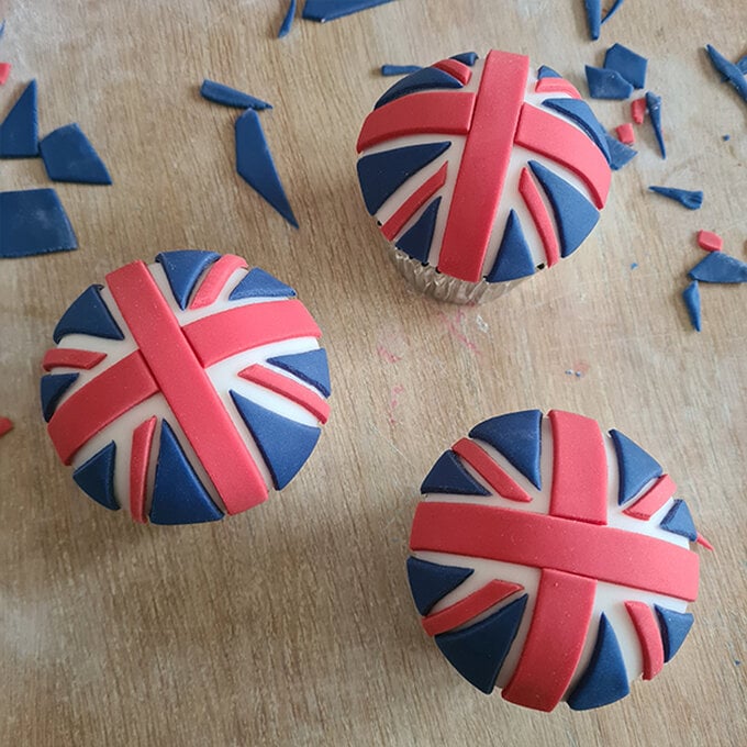 How-to-Make-Decorated-Platinum-Jubilee-%20Cupcakes_FlagStep6a.jpg?sw=680&q=85