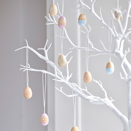 easter-table-decor-wooden-eggs-striped.jpg?sw=554&q=85