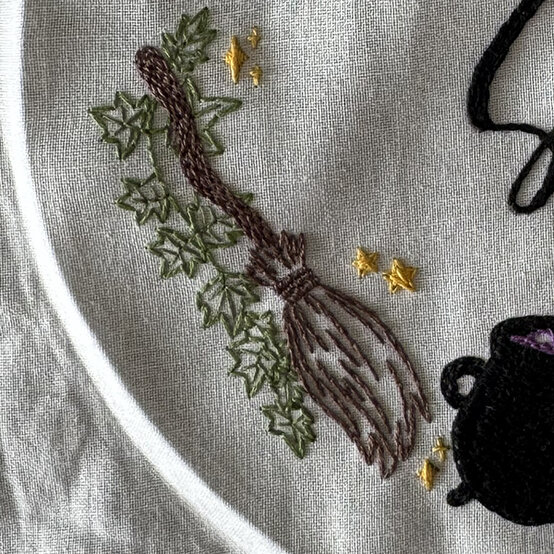 ideas%5Fhalloween%2Dembroidery%2Dhoop%5Fbroom.jpg?sw=554&q=85