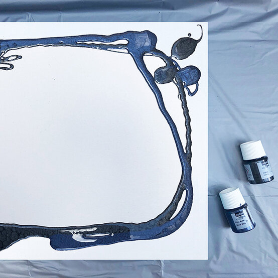 pebeo-galaxy-canvas-fluid-painting-2.jpg?sw=554&q=85