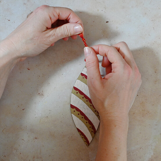 Idea_sustainable-tree-decorations-to-make_step1e.jpg?sw=554&q=85