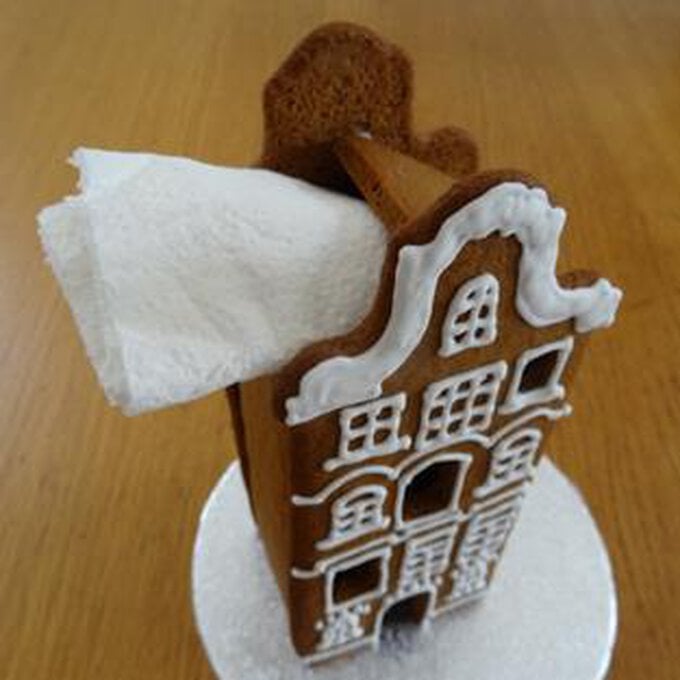 gingerbread-houses-step-11.jpg?sw=680&q=85