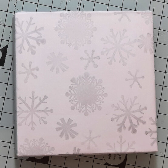 three-ways-to-make-handmade-christmas-gift-wrap_snow-with-love_step2.jpg?sw=554&q=85