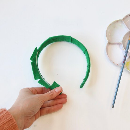 how_to_make_animals_headdresses_crocodile_step6-square.jpg?sw=554&q=85