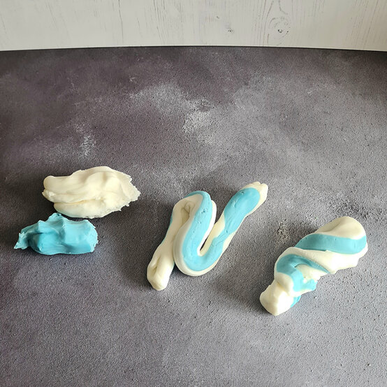 idea_how-to-make-a-frog-cake_step6a.jpg?sw=554&q=85