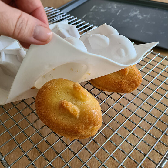 Idea_how-to-make-bunny-mini-cakes_step2b.jpg?sw=554&q=85