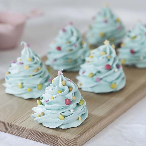 christmas-tree-meringues_finished-meringues.jpg?sw=554&q=85