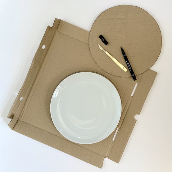 how-to-make-an-autumnal-leaf-wreath_step1.jpg?sw=554&q=85