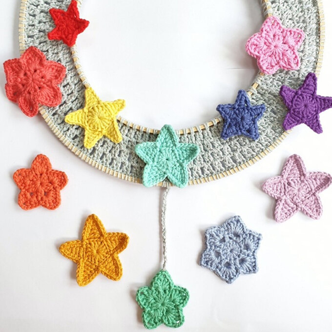 crochet-star-wreath-3b.jpg?sw=680&q=85