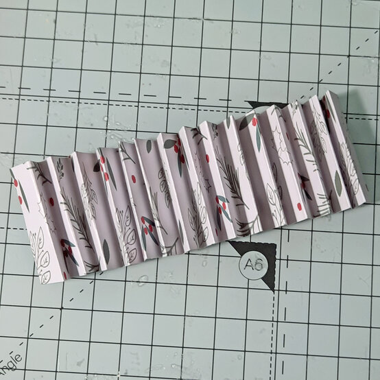 three-ways-to-make-handmade-christmas-gift-wrap_gift-box_sheet6_2.jpg?sw=554&q=85