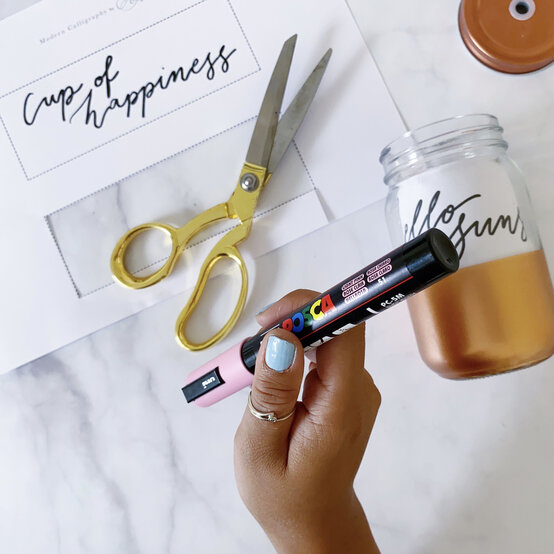 how-to-customise-drinking-jars-with-creative-lettering-_step3.1.jpg?sw=554&q=85