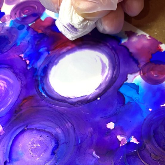 Idea_how-to-use-alcohol-inks_step4.jpg?sw=554&q=85