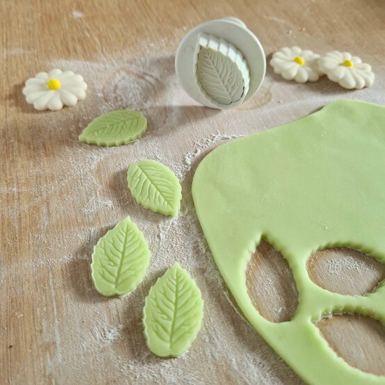 bee-doughnut-step-4.jpg?sw=554&q=85