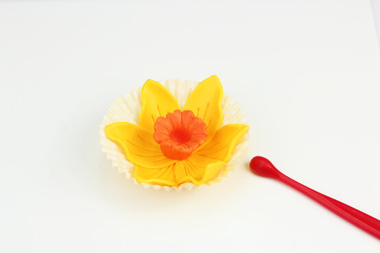 how_to_make_a_fimo_daffodil_step-10l.jpg?sw=554&q=85