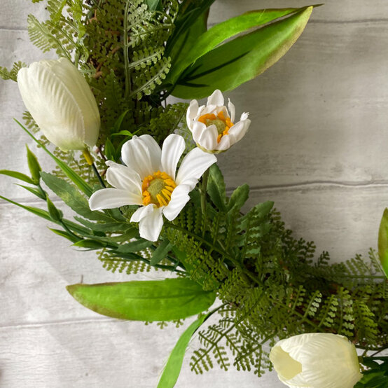 idea%5Fupdate%2Dspring%2Dwreath%2Dwith%2Dtulips%2D04.jpg?sw=554&q=85