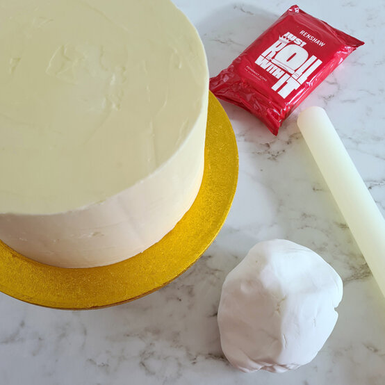 idea_how-to-make-a-coronation-cake_step5b.jpg?sw=554&q=85