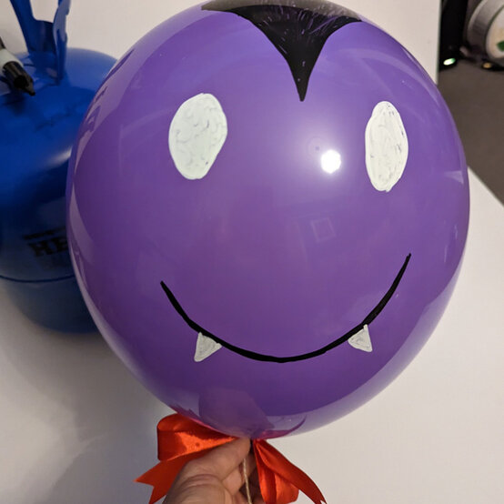 idea_personalised-halloween-balloons-vampire_step1.jpg?sw=554&q=85