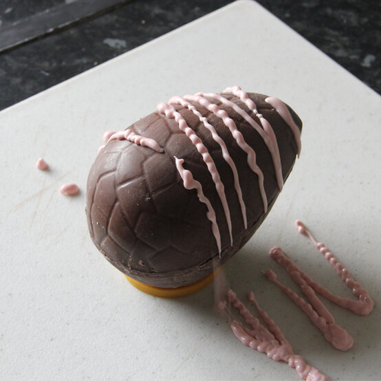 abstract-chocolate-eggs-step2.jpg?sw=554&q=85