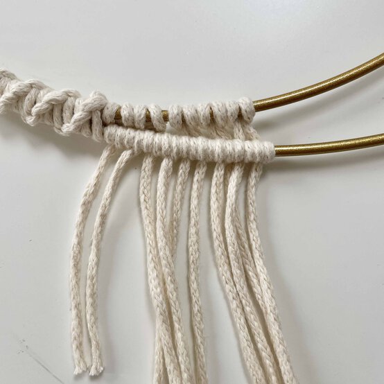 Idea_how-to-make-a-christmas-macrame-wreath_step3b.jpg?sw=554&q=85