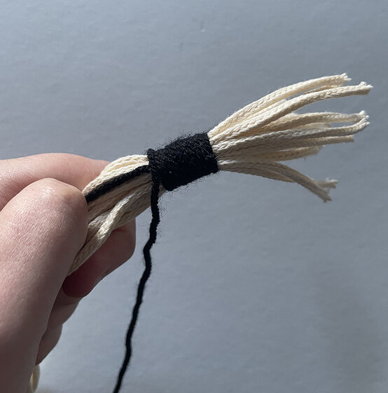 Macrame%20Bumble%20Bee.%20Step%201.jpeg?sw=554&q=85